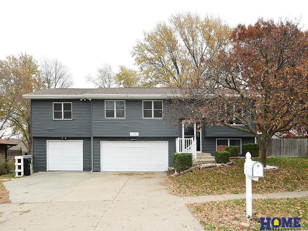 5200 Tipperary Trail, Lincoln, NE 68512