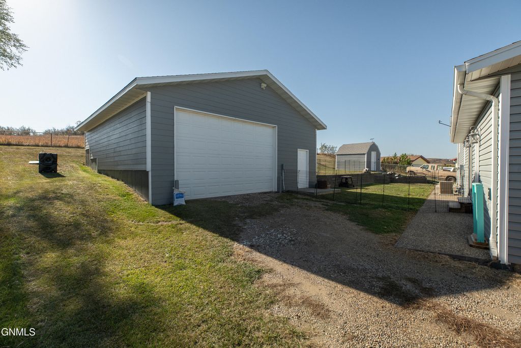 2172 Missouri Drive N, Mandan, ND 58554 photo 2