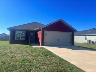 820 S Parrot Lane, Siloam Springs, AR 72761