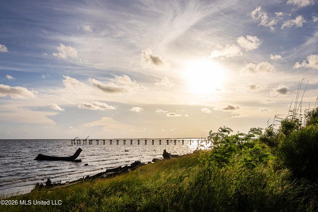 Seashore Avenue, Ocean Springs, MS 39564