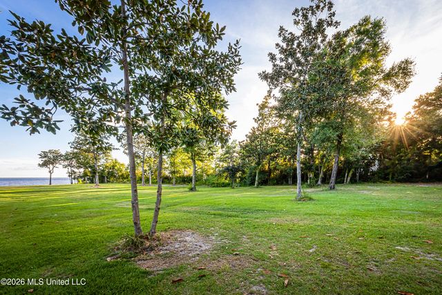Seashore Avenue, Ocean Springs, MS 39564