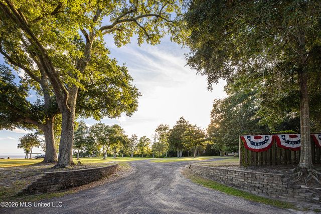 Seashore Avenue, Ocean Springs, MS 39564