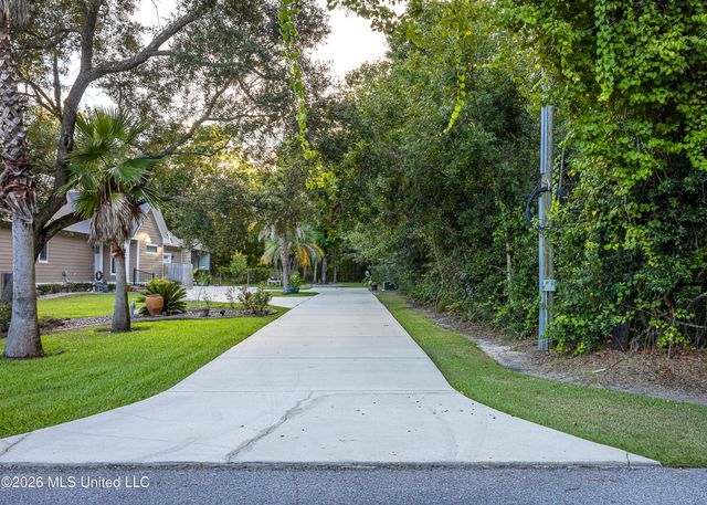 Seashore Avenue, Ocean Springs, MS 39564