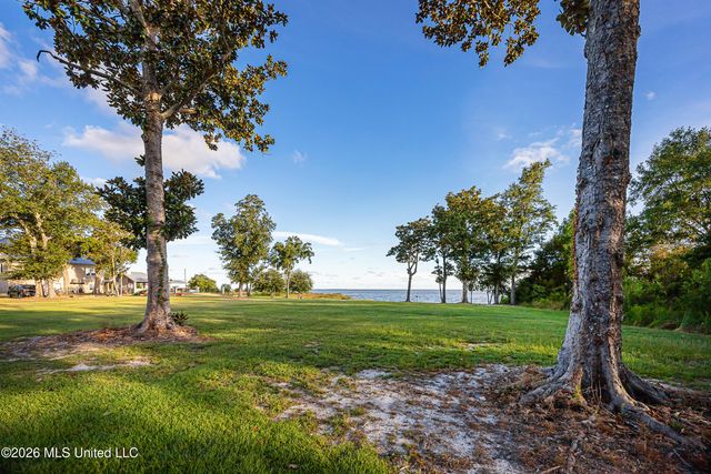 Seashore Avenue, Ocean Springs, MS 39564