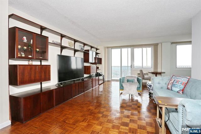 160 Overlook Avenue 26C, Hackensack, NJ 07601