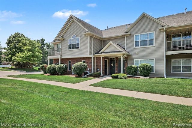49086 W Woods Drive, Utica, MI 48317