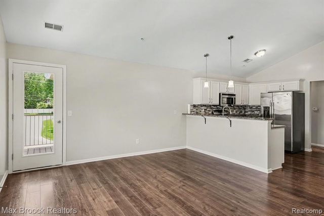 49086 W Woods Drive, Utica, MI 48317