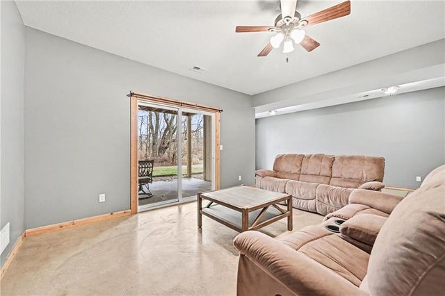 9621 N Adrian Avenue, Kansas City, MO 64154