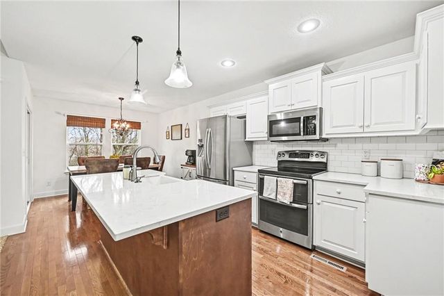 9621 N Adrian Avenue, Kansas City, MO 64154