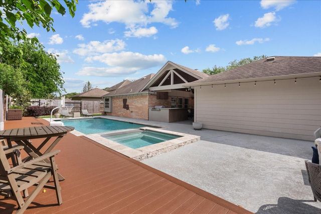 111 S Laguna Pointe Drive, League City, TX 77573