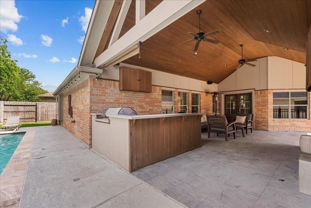 111 S Laguna Pointe Drive, League City, TX 77573