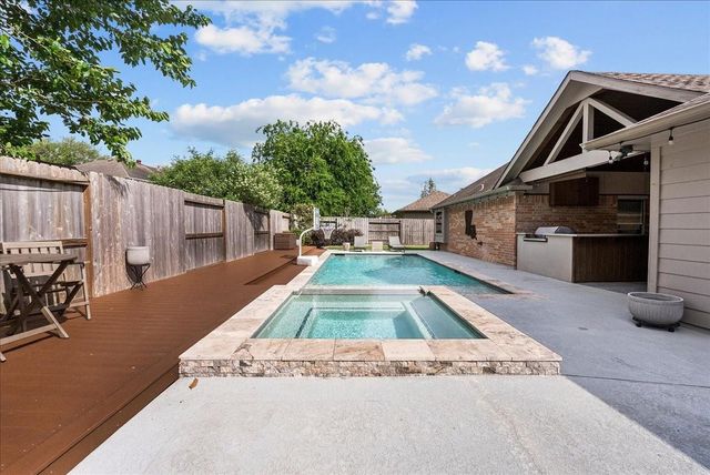 111 S Laguna Pointe Drive, League City, TX 77573