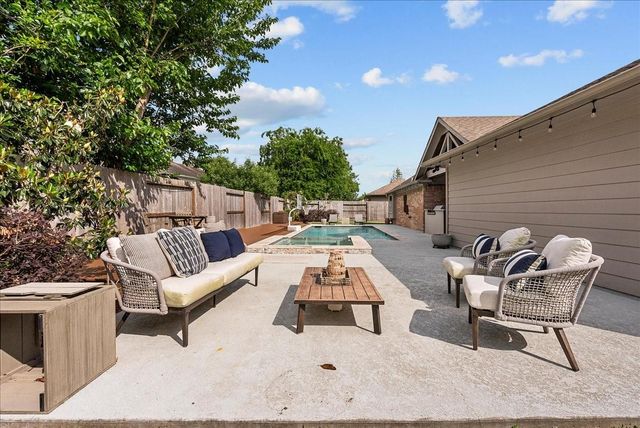 111 S Laguna Pointe Drive, League City, TX 77573