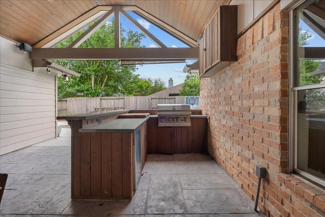 111 S Laguna Pointe Drive, League City, TX 77573