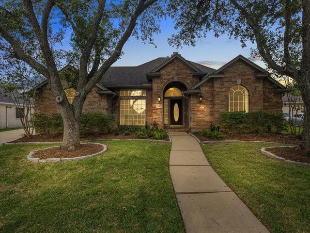 111 S Laguna Pointe Drive, League City, TX 77573