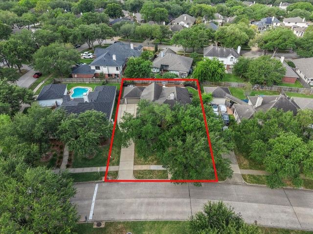 111 S Laguna Pointe Drive, League City, TX 77573