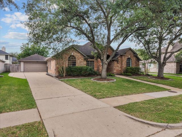 111 S Laguna Pointe Drive, League City, TX 77573