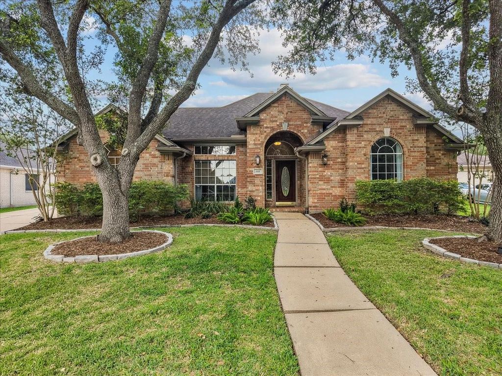 111 S Laguna Pointe Drive, League City, TX 77573