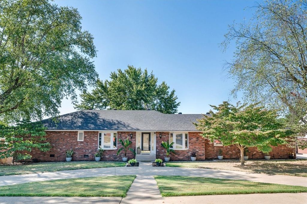 501 Fairway Circle, Springdale, AR 72764
