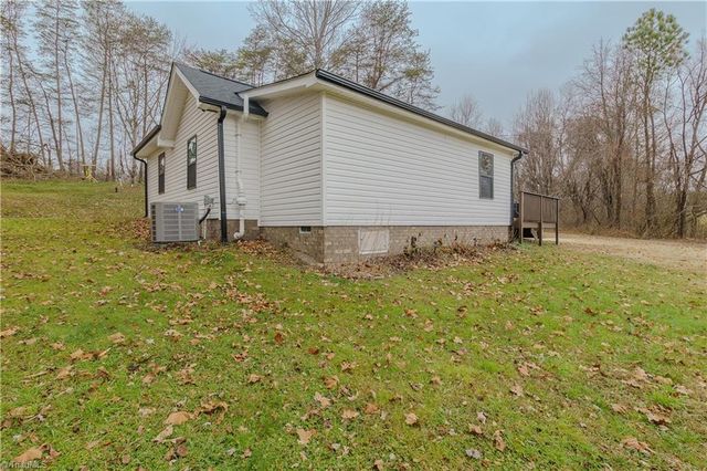 386 Lovers Lane, Mount Airy, NC 27030