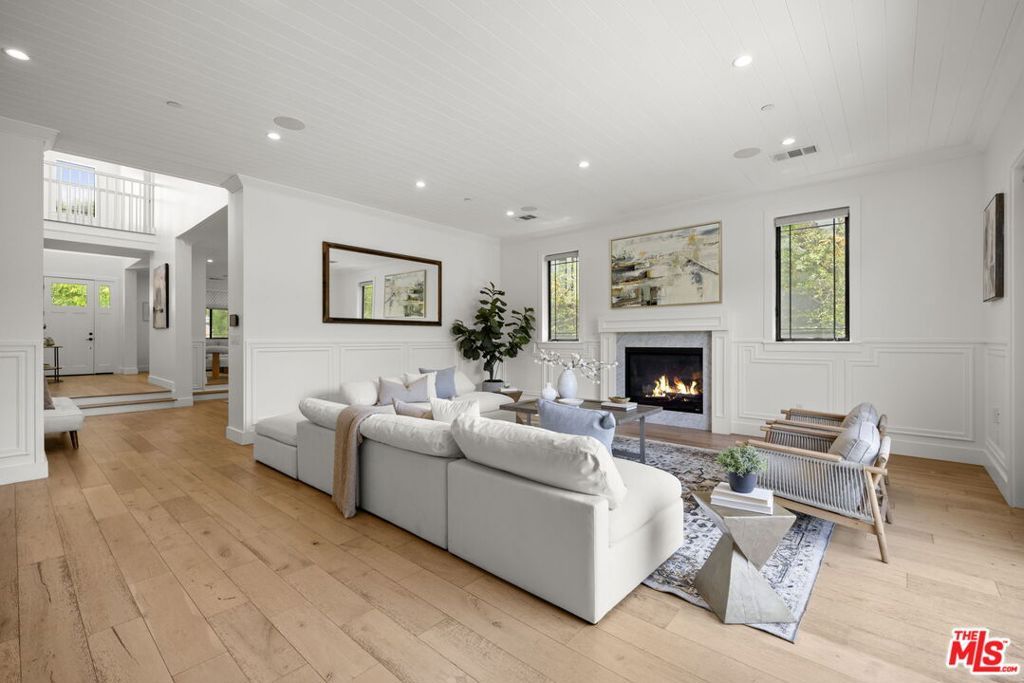 Image 10 of property listing at 3043 Greenfield Avenue, Los Angeles, CA 90034