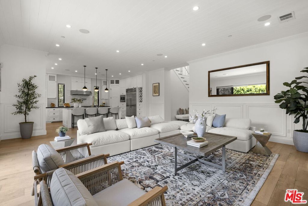Image 11 of property listing at 3043 Greenfield Avenue, Los Angeles, CA 90034