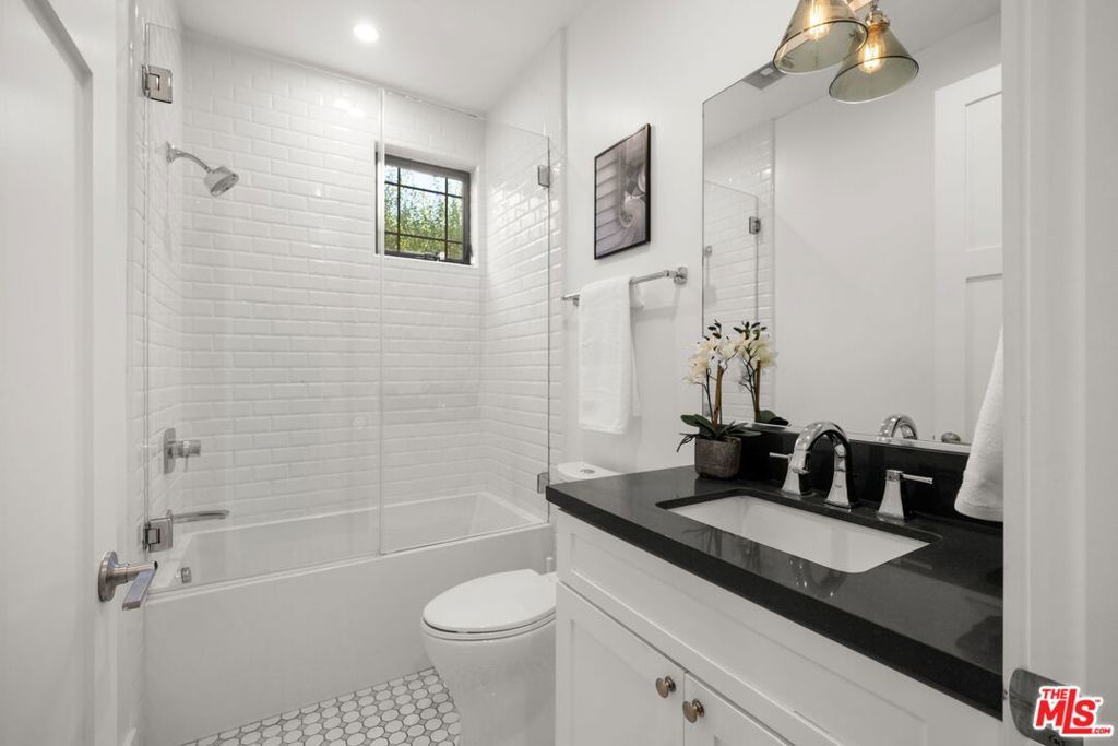 Image 17 of property listing at 3043 Greenfield Avenue, Los Angeles, CA 90034