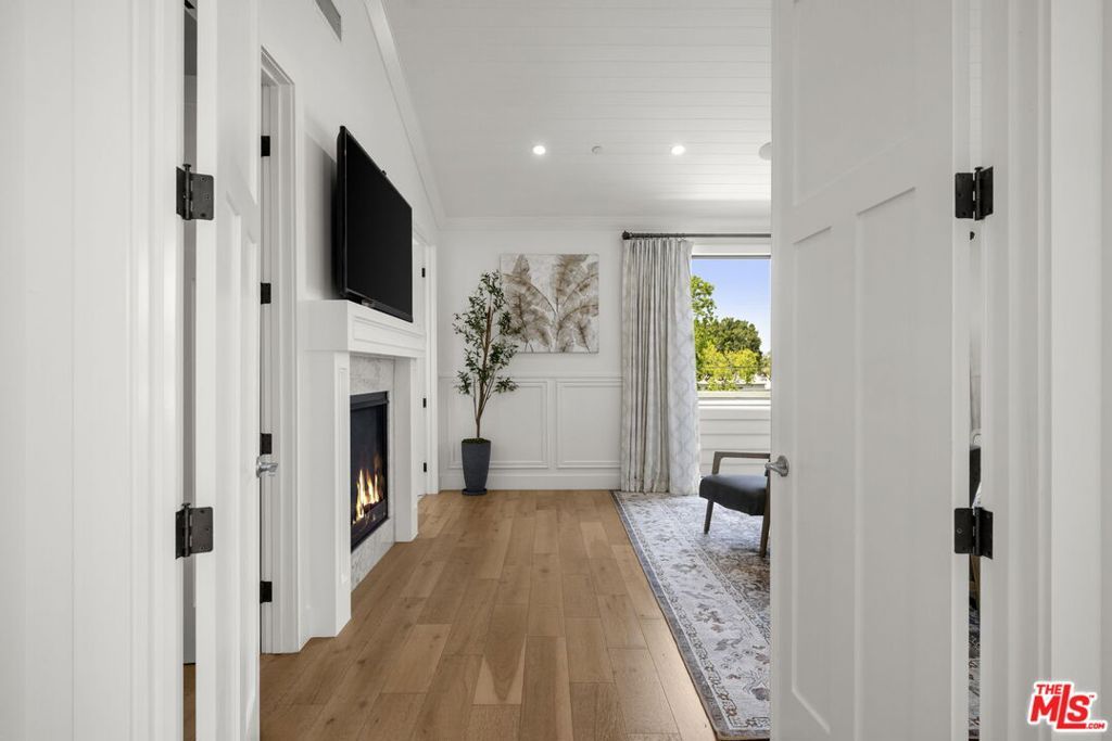 Image 19 of property listing at 3043 Greenfield Avenue, Los Angeles, CA 90034