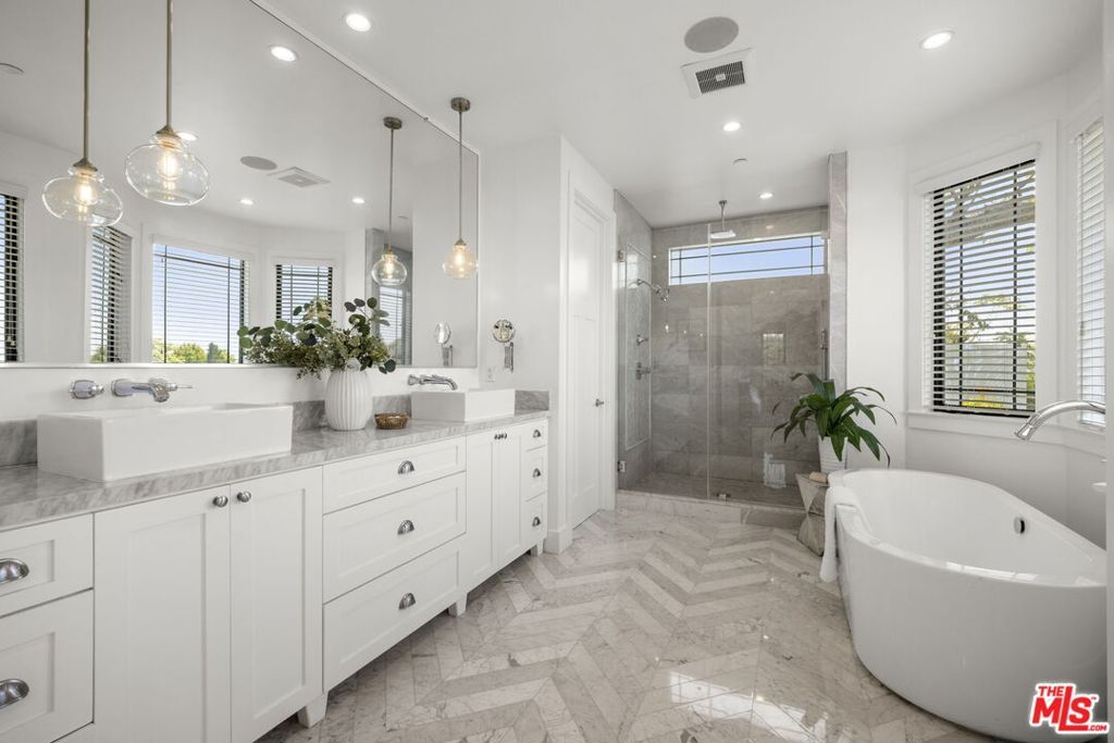 Image 22 of property listing at 3043 Greenfield Avenue, Los Angeles, CA 90034