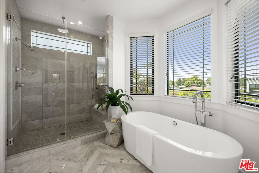 Image 23 of property listing at 3043 Greenfield Avenue, Los Angeles, CA 90034
