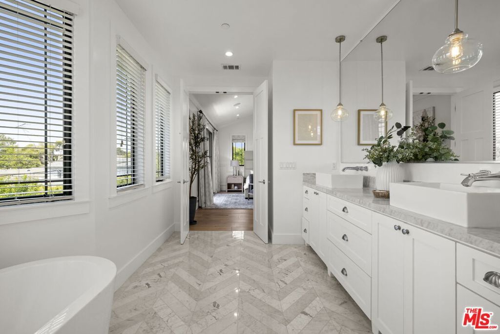 Image 24 of property listing at 3043 Greenfield Avenue, Los Angeles, CA 90034