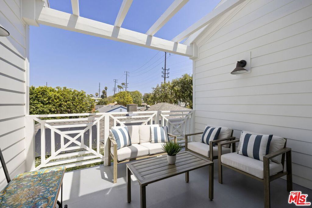 Image 27 of property listing at 3043 Greenfield Avenue, Los Angeles, CA 90034