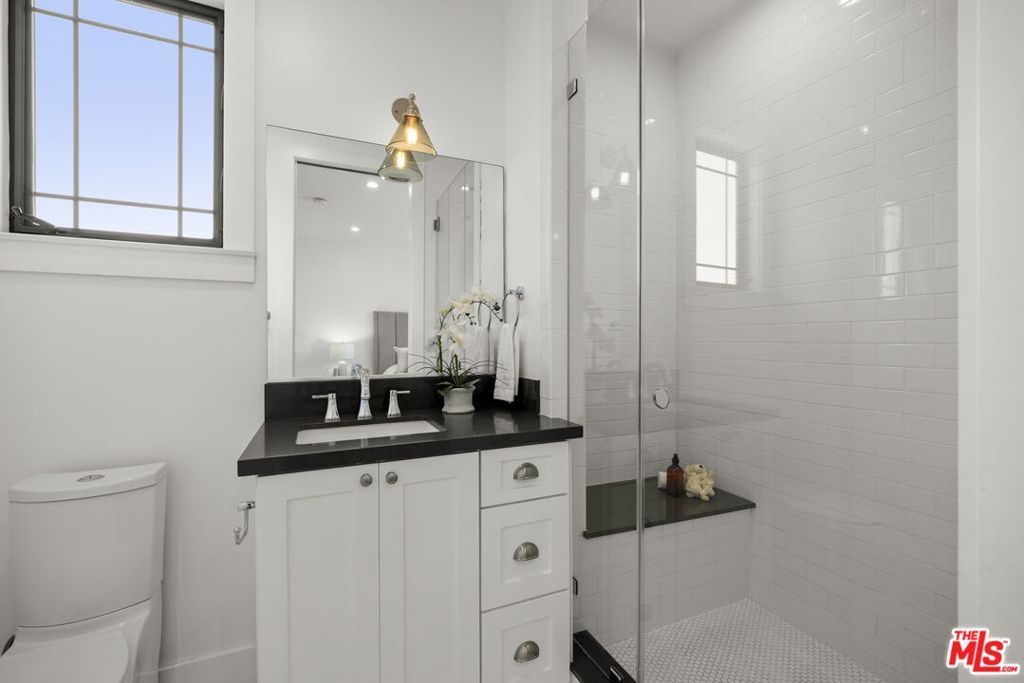 Image 29 of property listing at 3043 Greenfield Avenue, Los Angeles, CA 90034