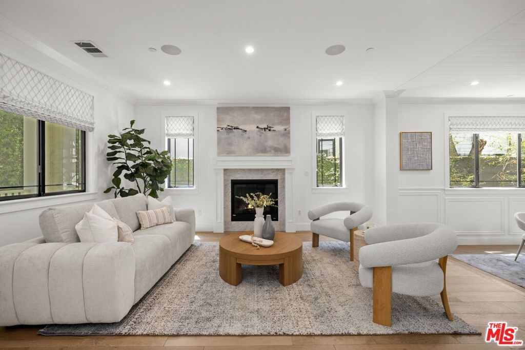 Image 3 of property listing at 3043 Greenfield Avenue, Los Angeles, CA 90034