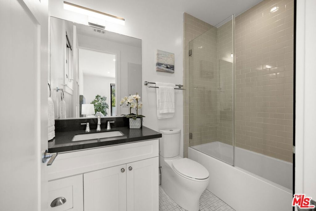 Image 31 of property listing at 3043 Greenfield Avenue, Los Angeles, CA 90034