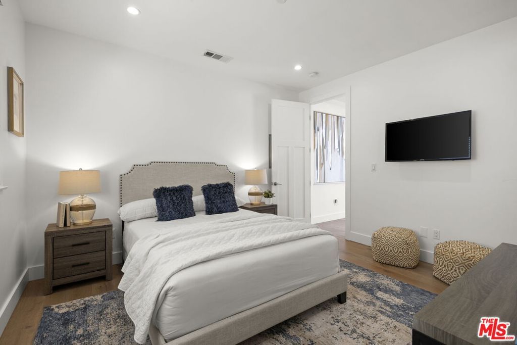 Image 32 of property listing at 3043 Greenfield Avenue, Los Angeles, CA 90034
