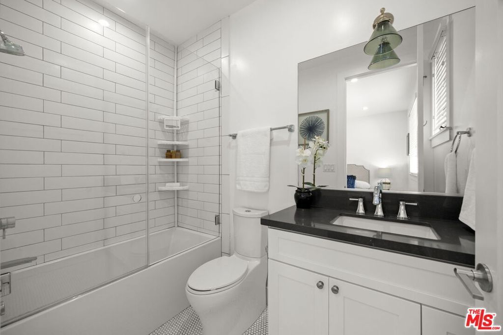 Image 33 of property listing at 3043 Greenfield Avenue, Los Angeles, CA 90034