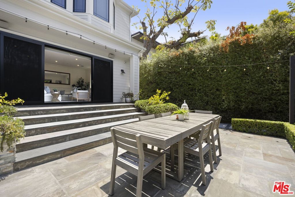 Image 37 of property listing at 3043 Greenfield Avenue, Los Angeles, CA 90034