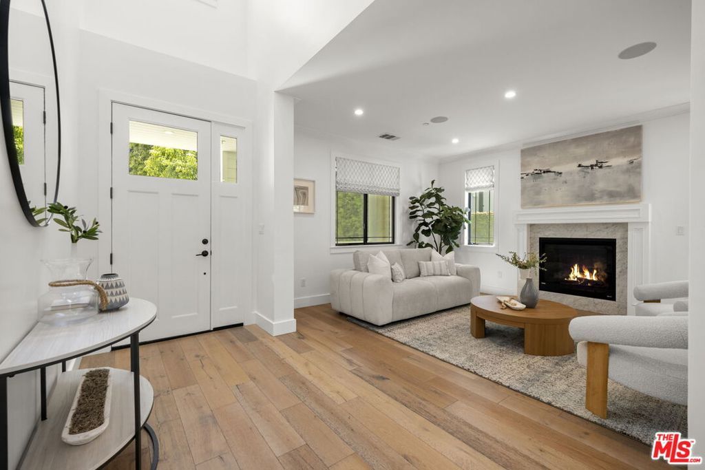 Image 4 of property listing at 3043 Greenfield Avenue, Los Angeles, CA 90034