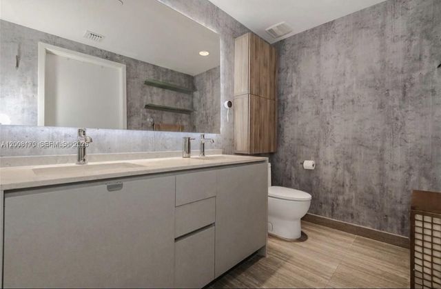 1010 Brickell Ave 4211, Miami, FL 33131