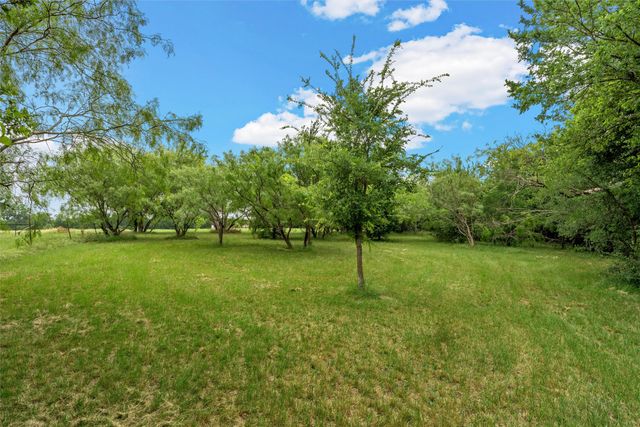 125 Private Road 245, Hillsboro, TX 76645
