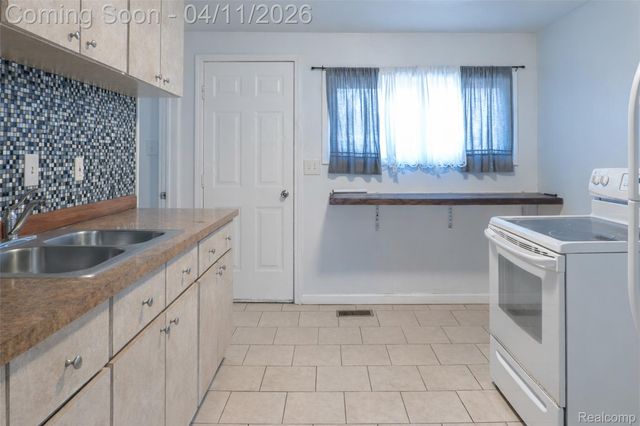 1401 University Avenue, Lincoln Park, MI 48146