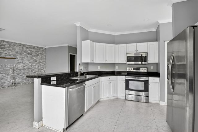 10755 SW 17th Place, Davie, FL 33324