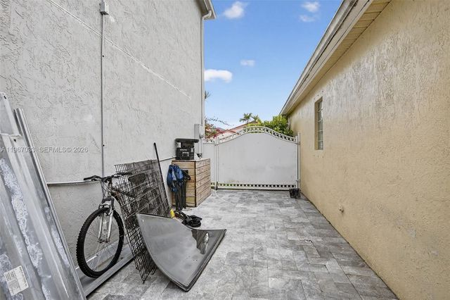 10755 SW 17th Place, Davie, FL 33324