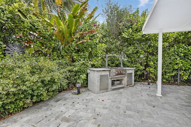 10755 SW 17th Place, Davie, FL 33324