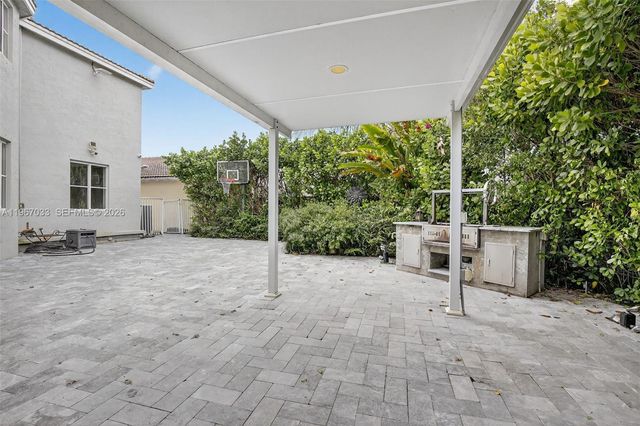 10755 SW 17th Place, Davie, FL 33324