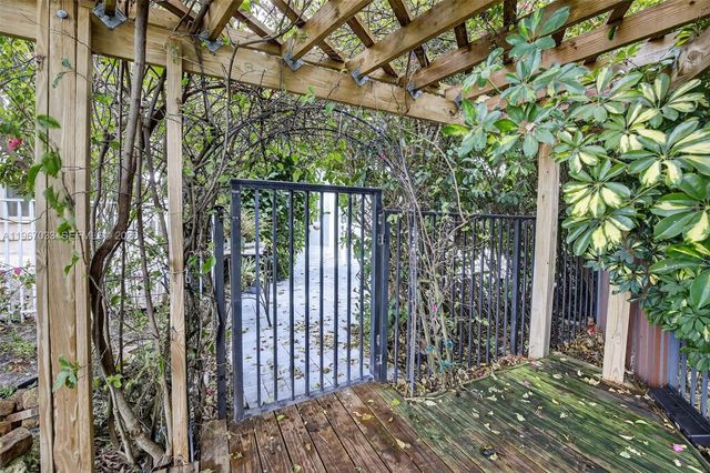 10755 SW 17th Place, Davie, FL 33324