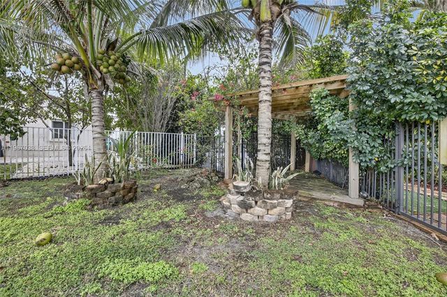 10755 SW 17th Place, Davie, FL 33324