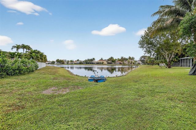 10755 SW 17th Place, Davie, FL 33324