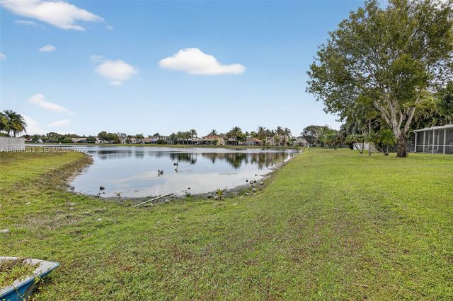 10755 SW 17th Place, Davie, FL 33324